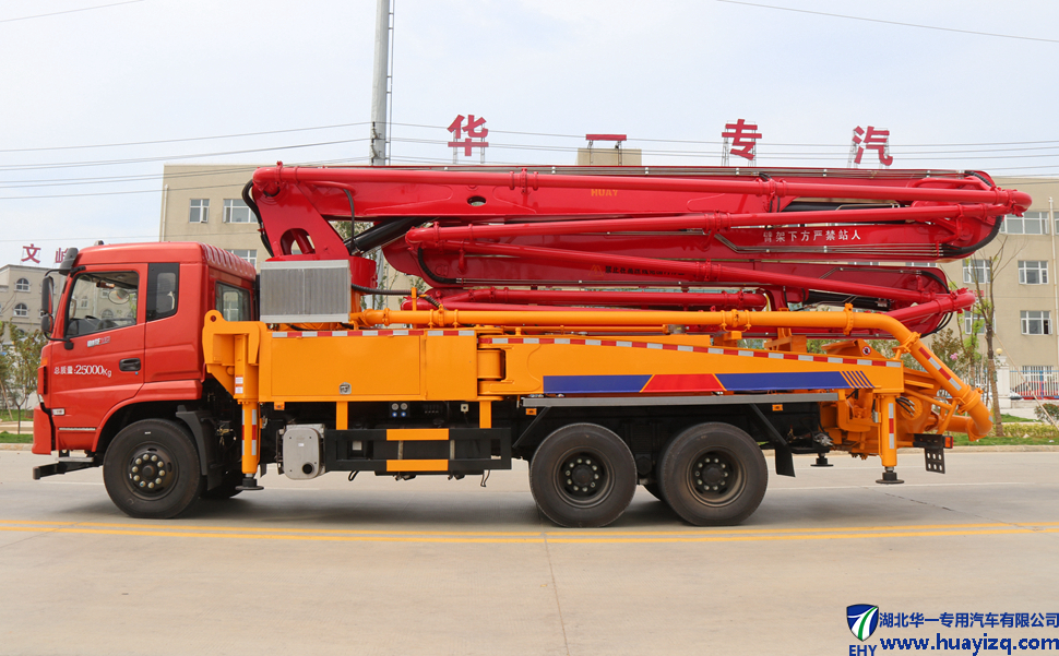 39米东风小型混凝土臂架泵车(玉柴330马力)