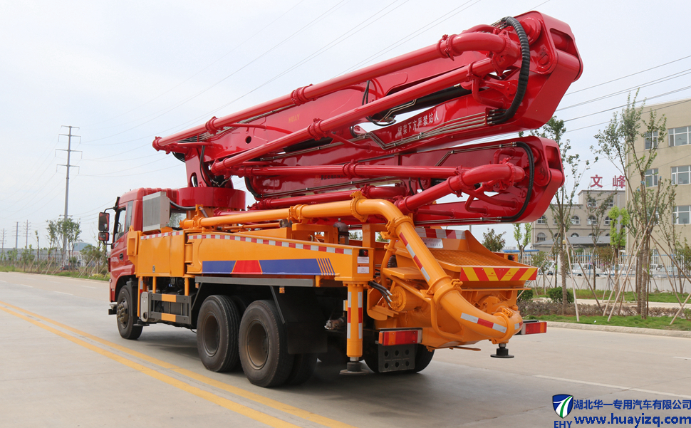 39米东风小型混凝土臂架泵车