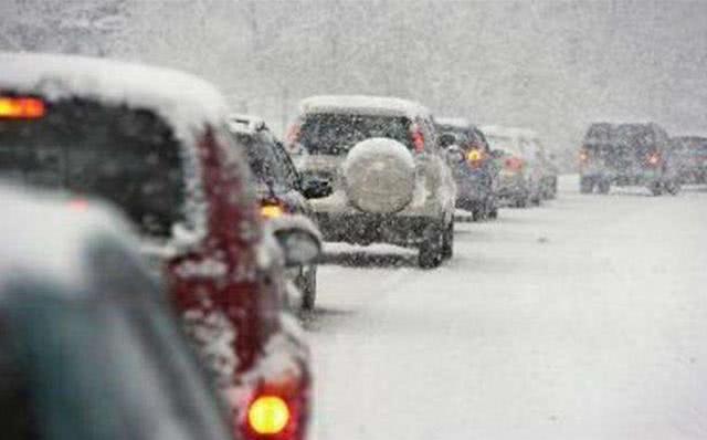 在冬天驾驶汽车，特别是冰雪路面，加速一定要缓慢，减速要轻柔