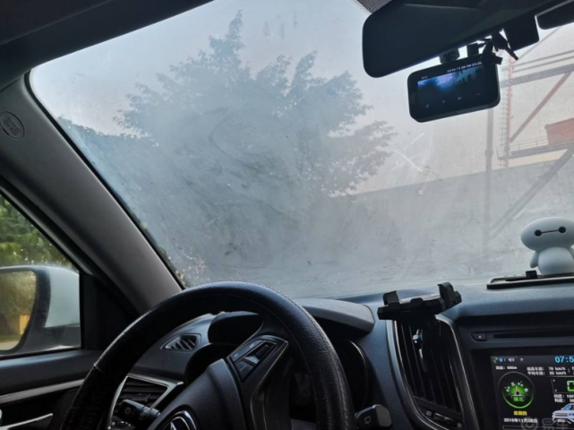 开车10年才明白，车窗起雾不要用暖风吹，学会这招省钱又安全